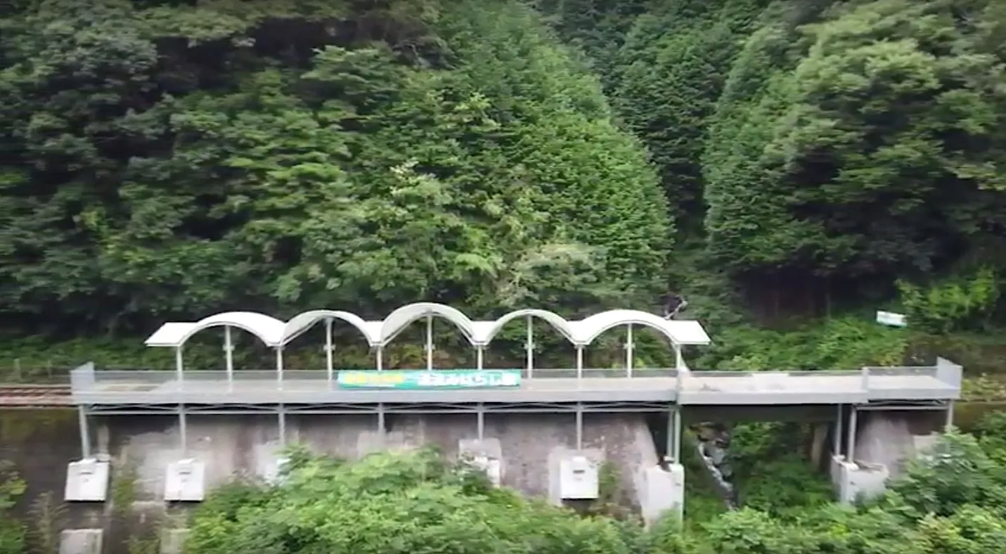 Esta estación de tren en Japón no tiene entrada ni salida